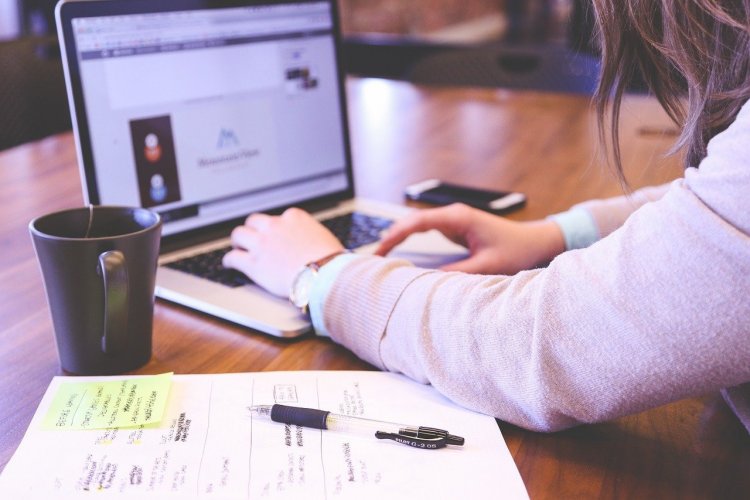 Cerca de 70% das mulheres empreendedoras utilizam a internet como canal de vendas